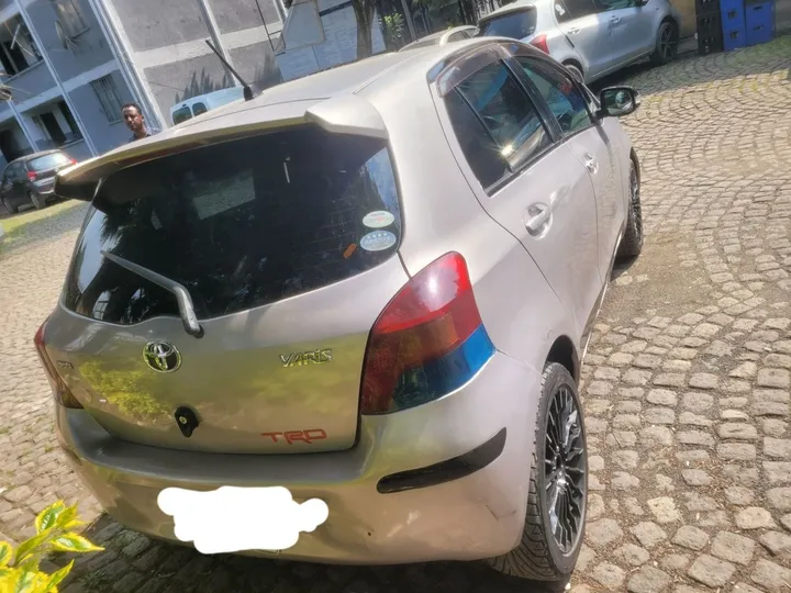 Toyota Yaris Compact 2010 – photo 3