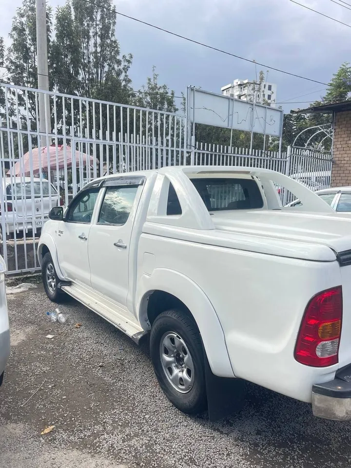 Toyota Hilux 2010 Manual Pickup – photo 4