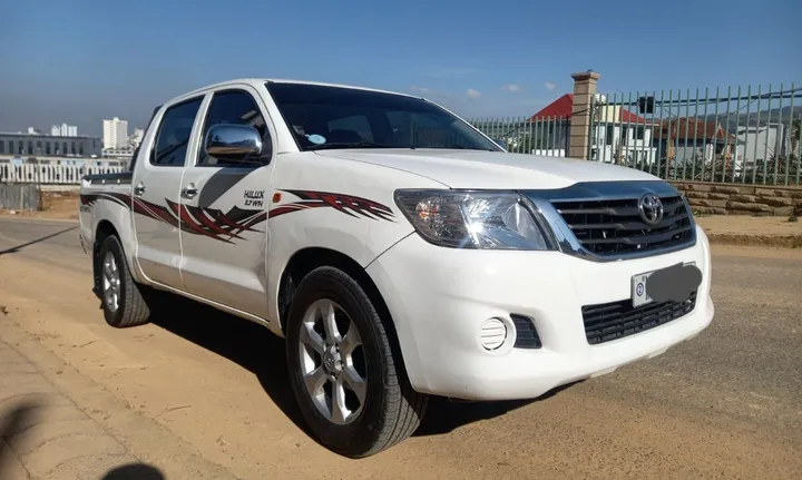 Toyota Hilux 2WD Petrol Pickup – photo 8