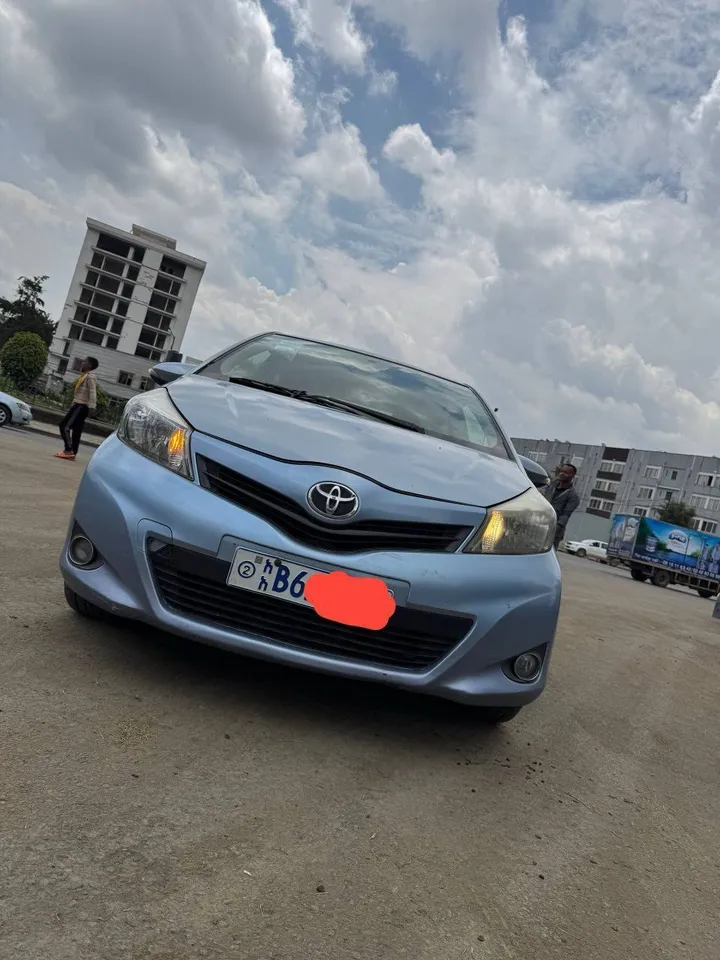 Toyota Yaris Compact 2013 – photo 3