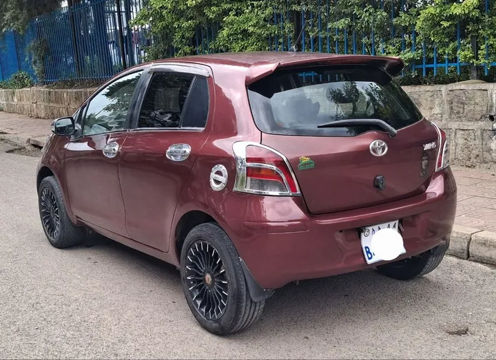 Toyota Yaris Compact 2010 – photo 3