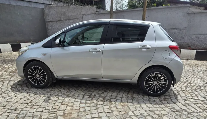 Toyota Yaris Compact 2012 Automatic – photo 5