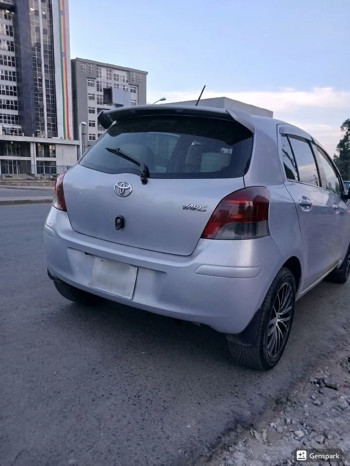 Toyota Yaris Compact 2010 Automatic – photo 4