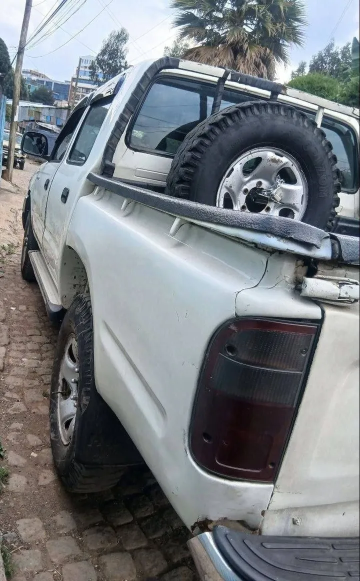 Toyota Hilux Pickup 2004 – photo 4