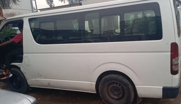 Toyota Hiace 2009 Manual – photo 3