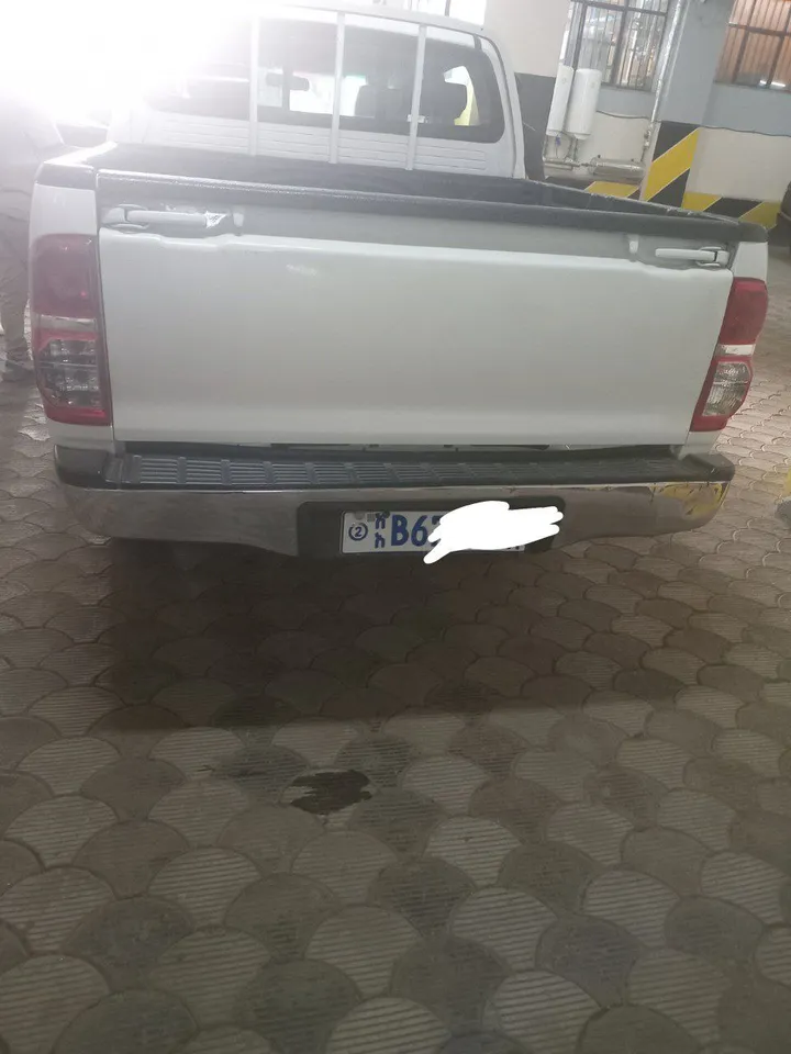 Toyota Hilux 2013 Manual Pickup – photo 6