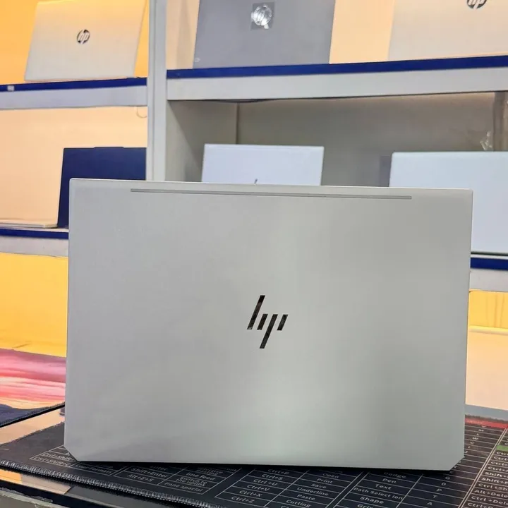 HP EliteBook 1050 G1 i7 Laptop – photo 3