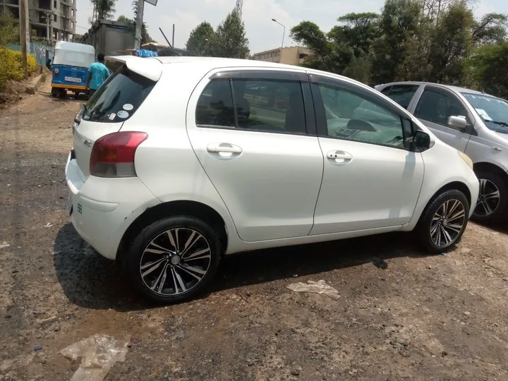 Toyota Yaris Compact 2010 – photo 4