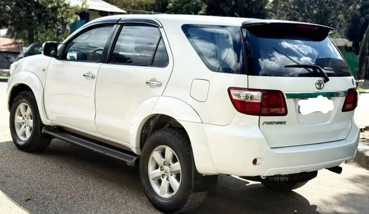 Toyota Fortuner 2012 Manual Diesel – photo 4