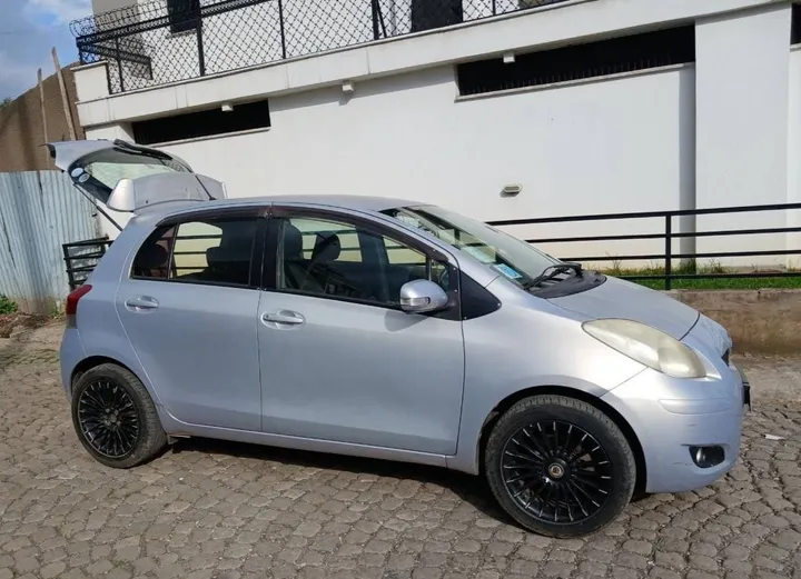 Toyota Yaris Compact 2010 – photo 4