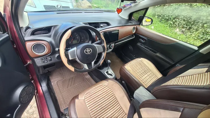 Toyota Yaris Compact 2012 – photo 3