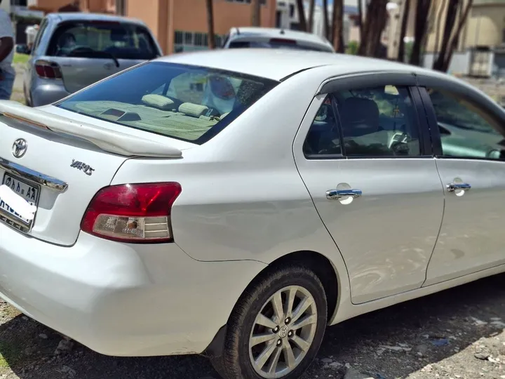 Toyota Yaris Sedan 2009 Automatic – photo 3