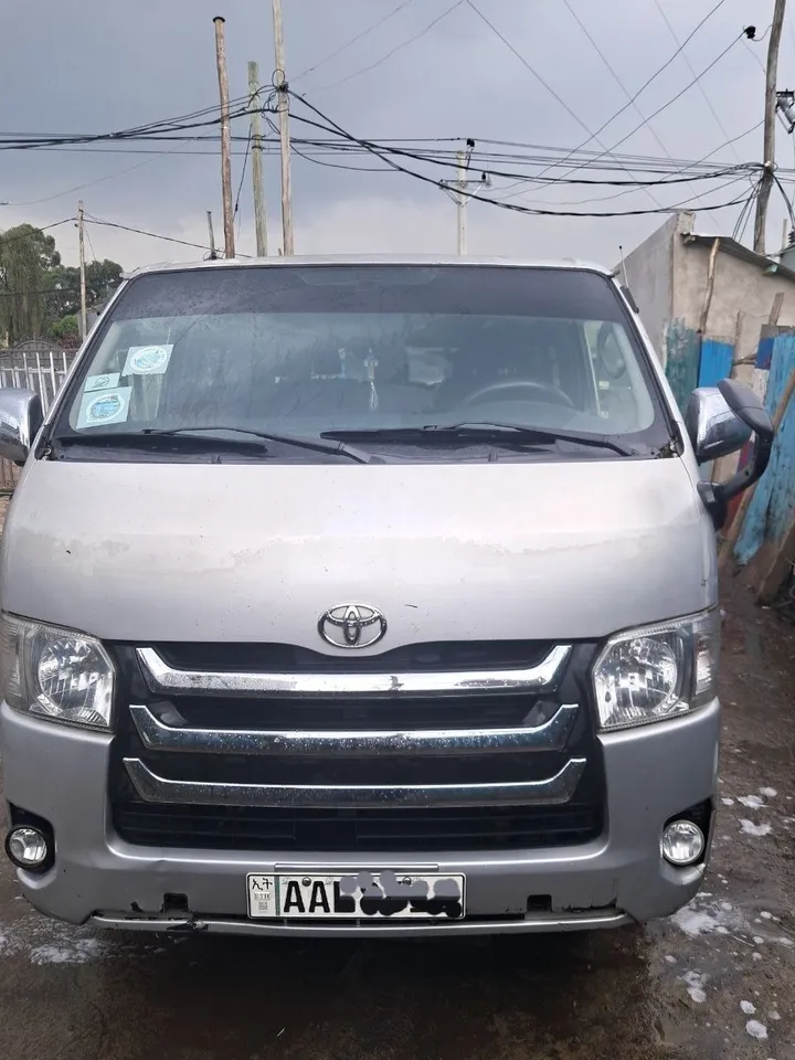 Toyota Hiace Super GL Van – photo 4