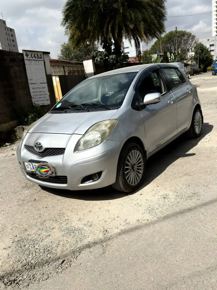 Toyota Yaris Compact 2009 – photo 3