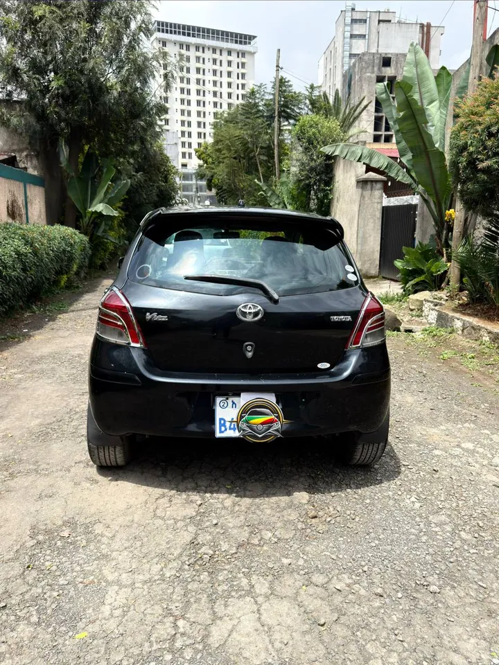 Toyota Yaris Compact 2010 – photo 3