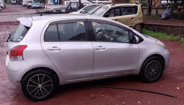 Toyota Yaris Compact 2010 – photo 3