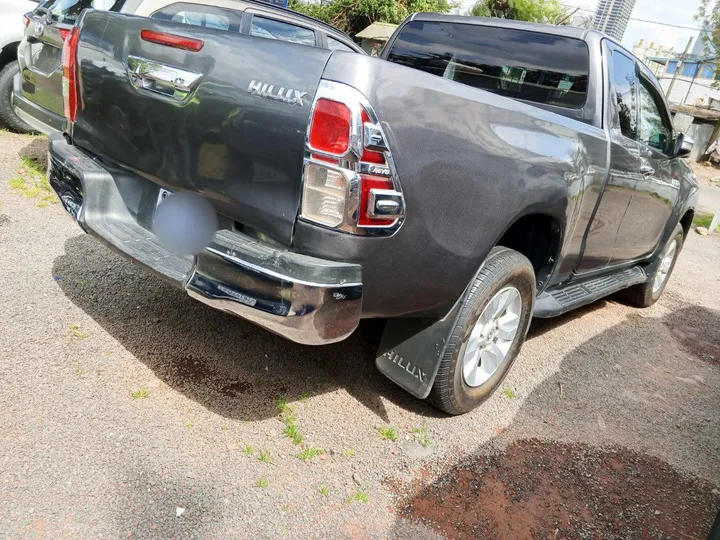 Toyota Hilux 2017 Manual Pickup – photo 6