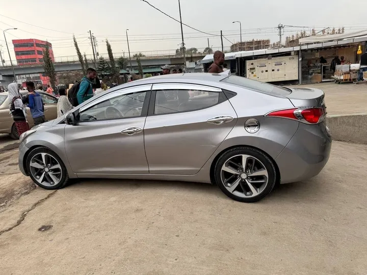 Hyundai Avante 2013 Automatic – photo 4