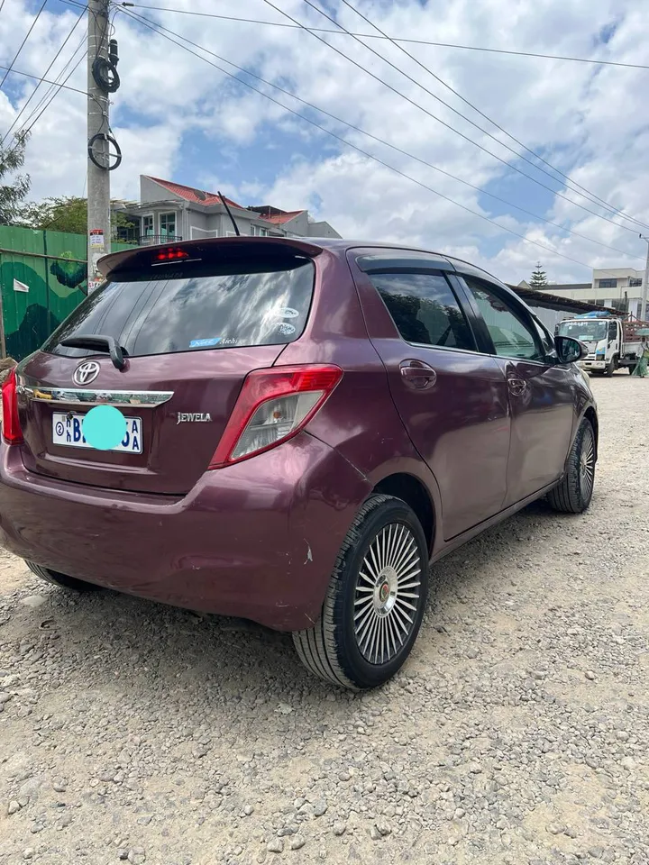 Toyota Yaris Compact 2012 Automatic – photo 3