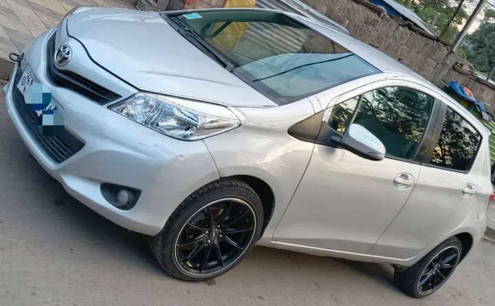 Toyota Yaris Compact 2012 Automatic – photo 3