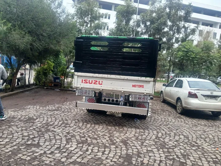 2017 Isuzu Cargo Truck – photo 5