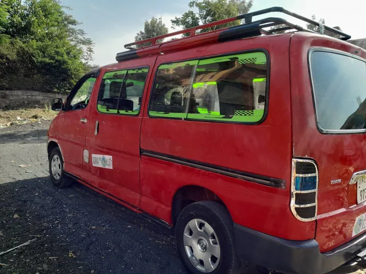Toyota D4D 2006 Manual Van – photo 4