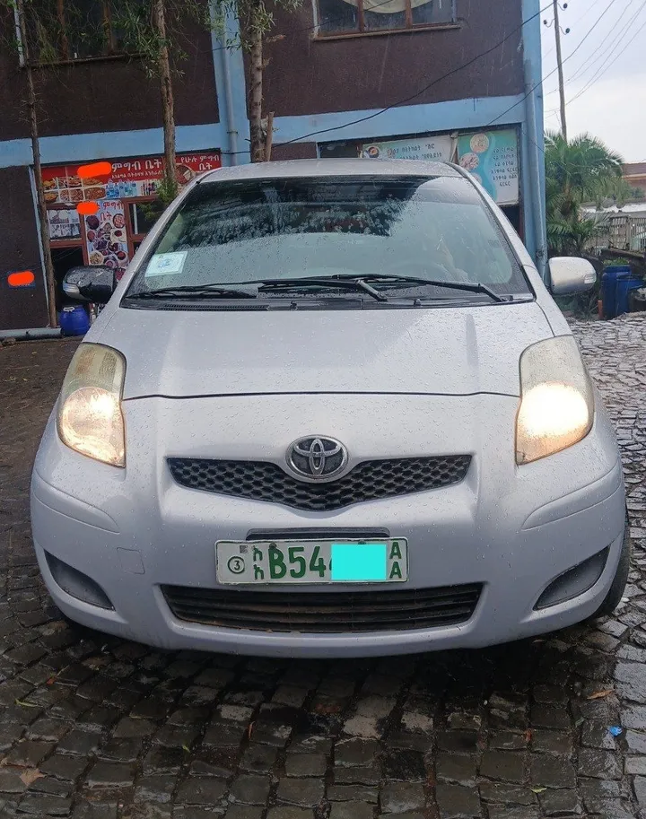 Toyota Yaris Compact 2010 – photo 3