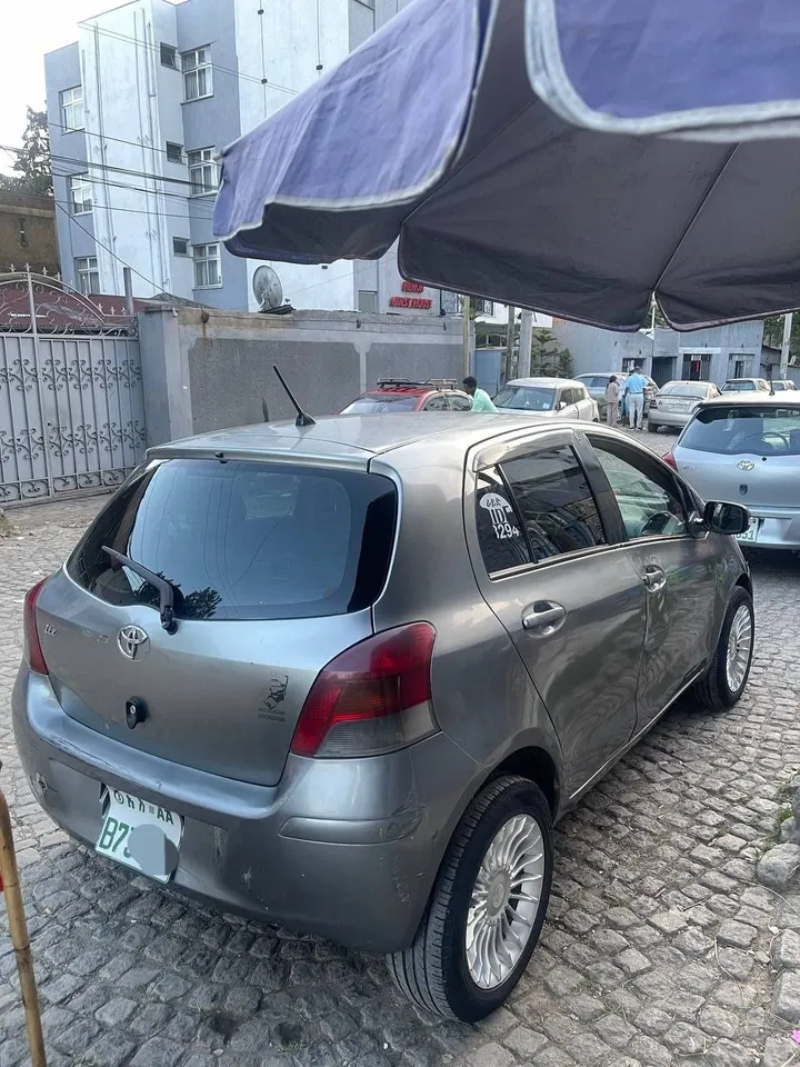 Toyota Yaris Compact 2009 – photo 3