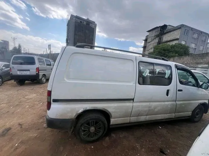 Toyota Hiace Dolphin Half Van – photo 6