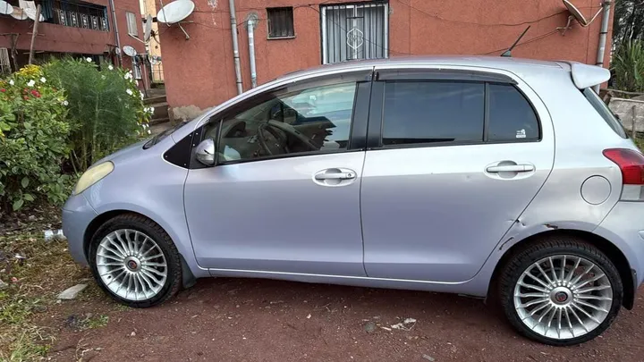 Toyota Compact Yaris 2010 – photo 4