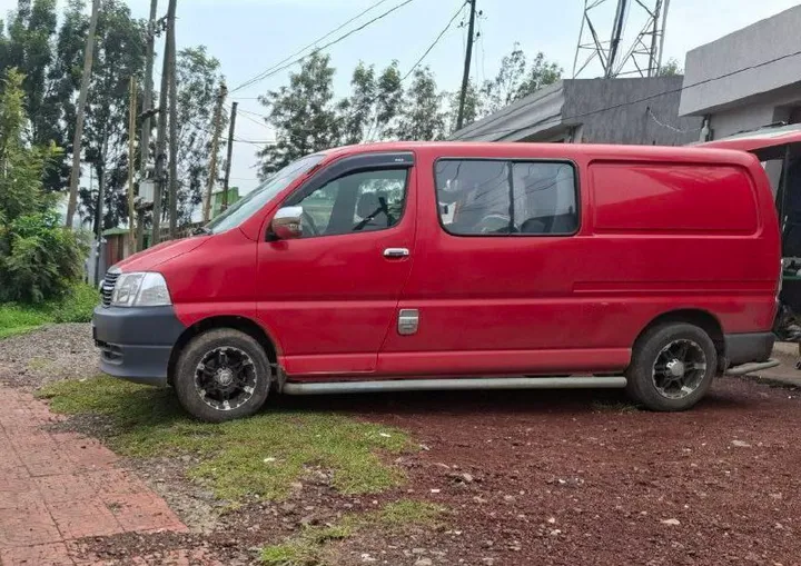 Toyota Hiace Dolphin 2010 Diesel Van – photo 4