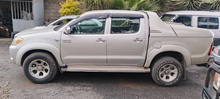 Toyota Hilux Pickup 2010 Automatic – photo 4