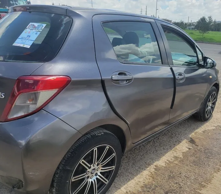 Toyota Yaris Compact 2012 Automatic – photo 4