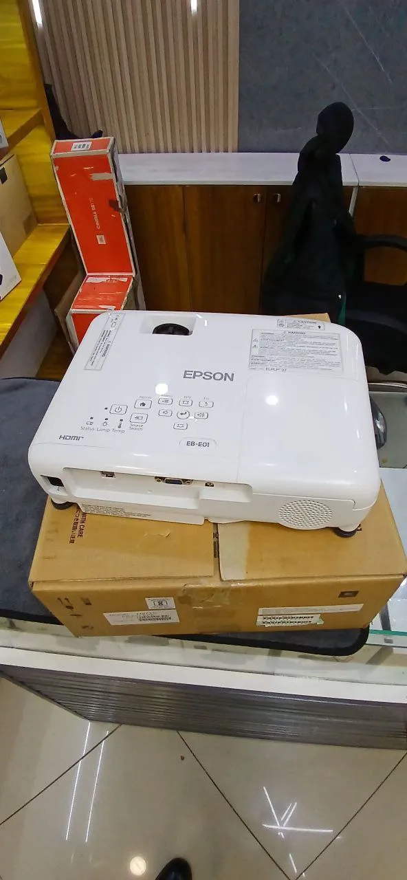 Epson EB-E01 Projector – photo 4