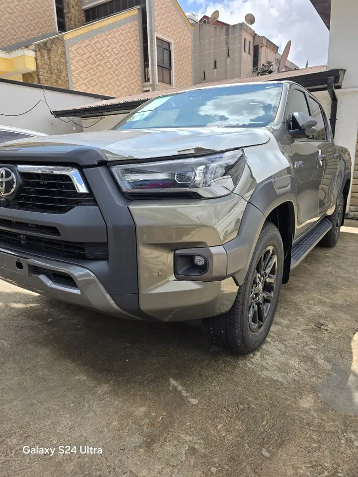 Toyota Hilux Invincible Hybrid Double Cab 2025 – photo 3