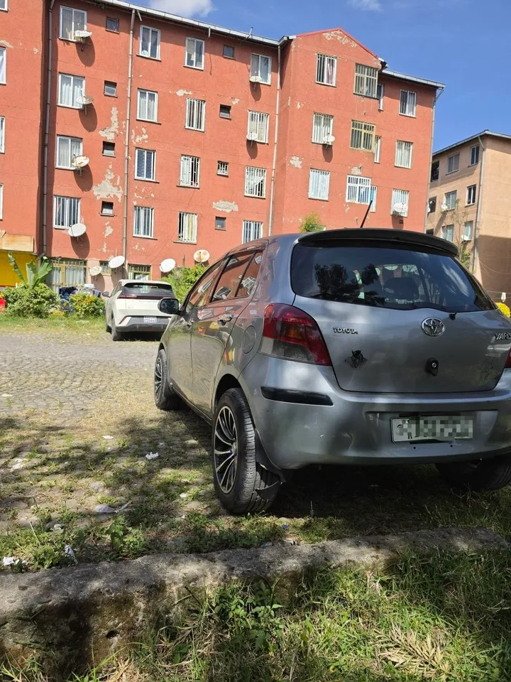 Toyota Yaris Compact 2010 – photo 3