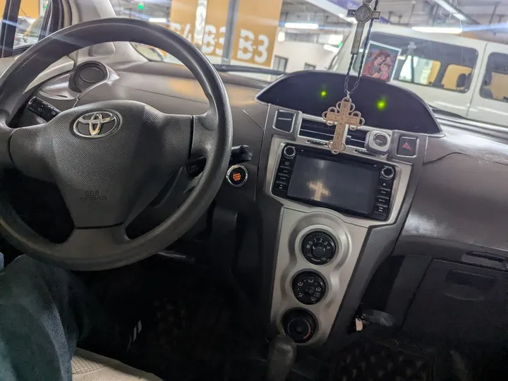 Toyota Yaris Compact 2010 – photo 7