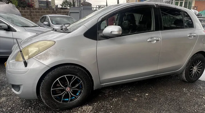 Toyota Compact Yaris 2010 Automatic – photo 4