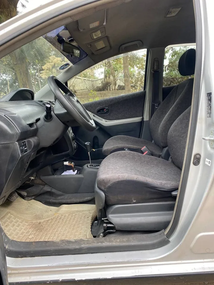 Toyota Yaris Compact 2009 – photo 3