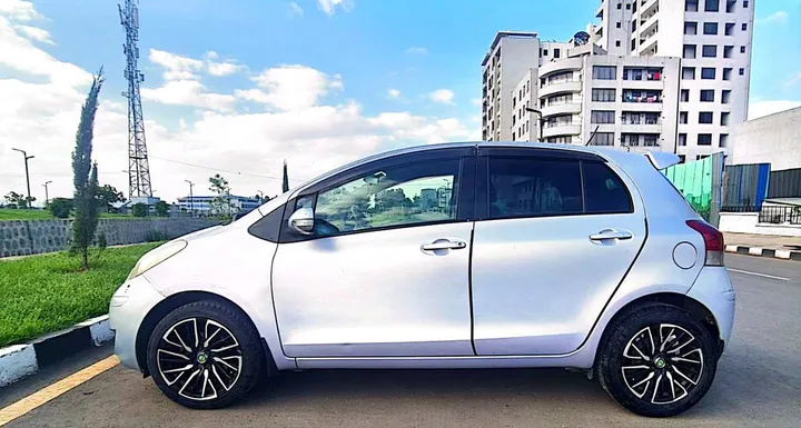 Toyota Yaris Compact 2010 Automatic – photo 3