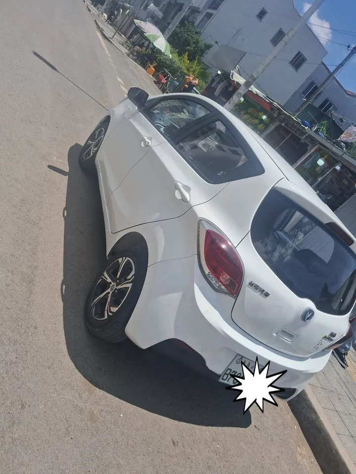 2023 Electric Hatchback White Car – photo 4