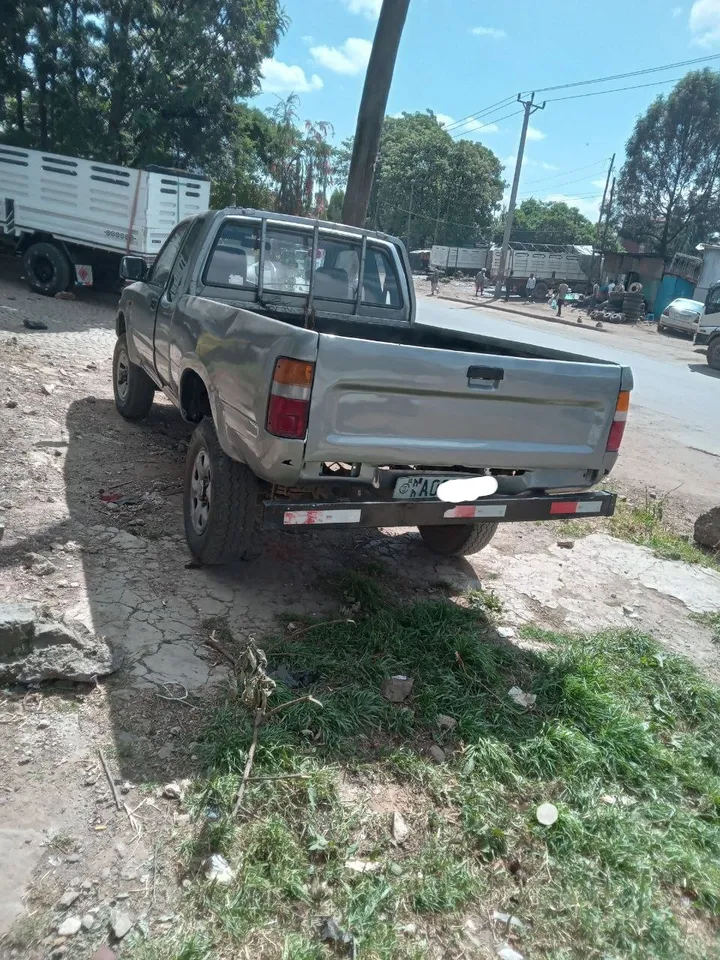 Toyota Hilux 1996 Manual – photo 3