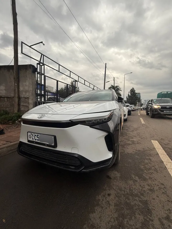 Toyota BZ4X EV Crossover 2023 – photo 4