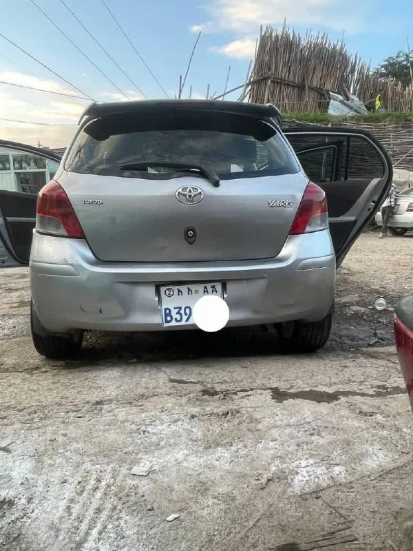 Toyota Yaris Compact 2010 Automatic – photo 4