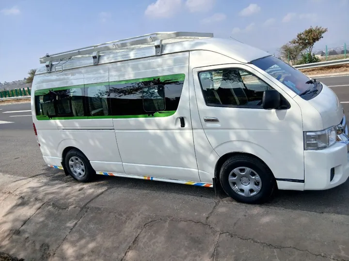 Toyota Hiace Van 2016 – photo 3