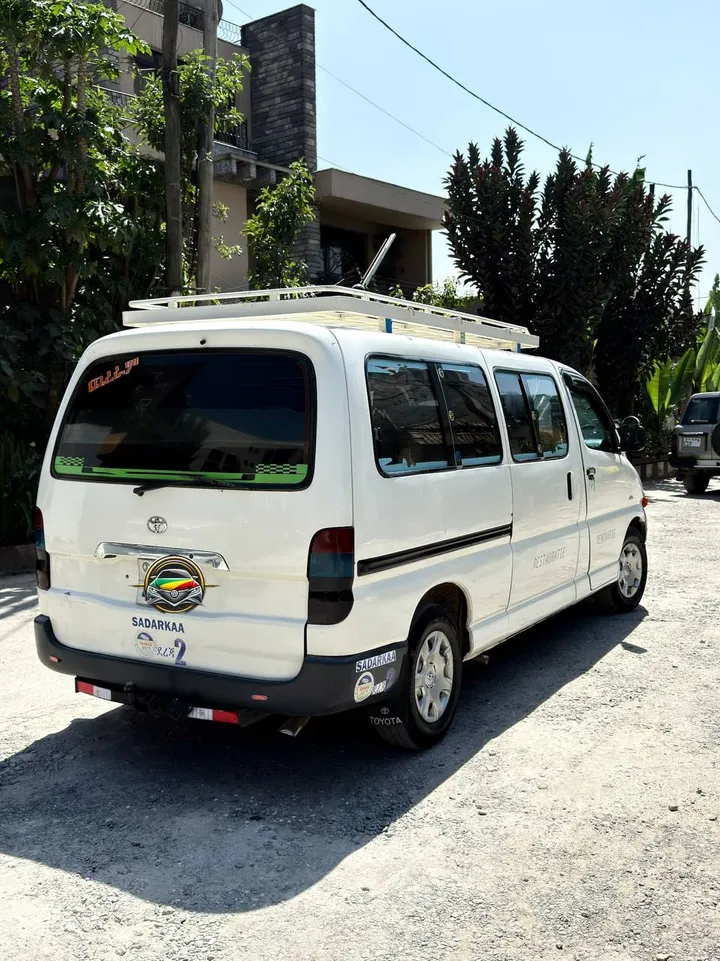 Toyota D4D 2006 Manual Van – photo 3