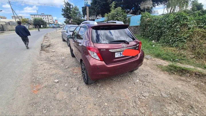 Toyota Yaris Compact 2012 – photo 5