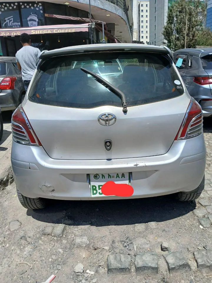 Toyota Yaris Compact 2010 – photo 3