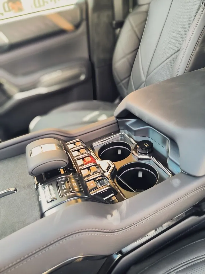 2025 BYD Leopard 8 Plug-in Hybrid SUV – photo 9