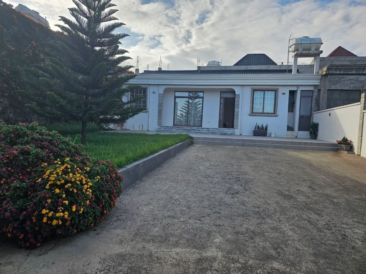 Modern L-Shape House in Summit – photo 5